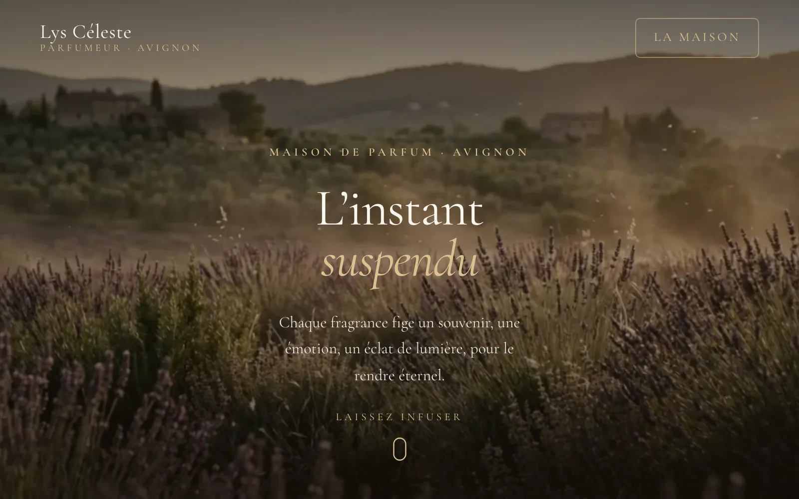 Page d'accueil du site Maison Lys Céleste : champ de lavande au crépuscule et titre « L'instant suspendu ».